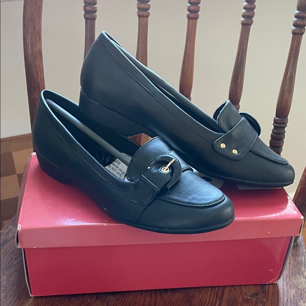 Elegant Black Leather Loafers NIB